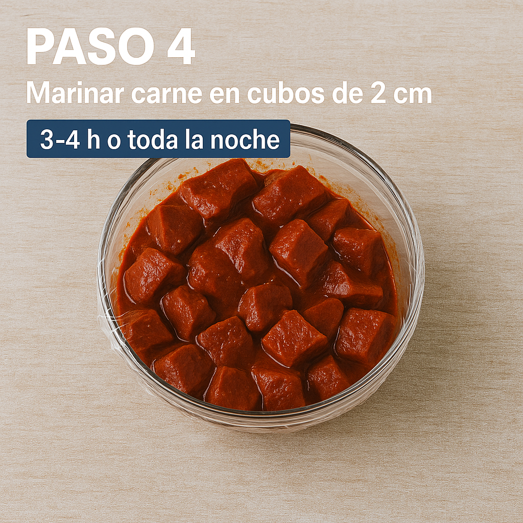 Cubos de cerdo de 2 cm marinándose en adobo, cubiertos con film; reposo de 3–4 horas o toda la noche.